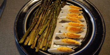Roasted asparagus with boiled eggs