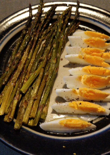 Roasted asparagus with boiled eggs